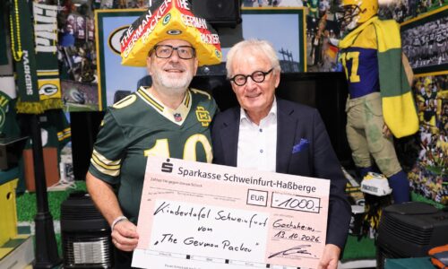 Unser Bild zeigt links „The German Packer" Matthias Kraus und rechts den Kindertafel-Vorsitzenden Stefan Labus bei der Übergabe des symbolischen Spendenschecks.. Foto: Michael Horling