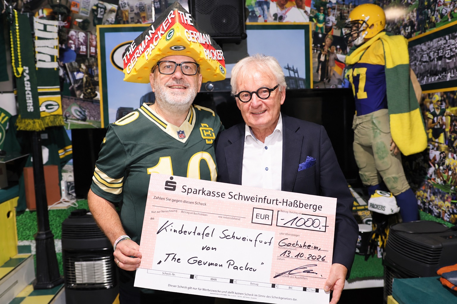 Unser Bild zeigt links „The German Packer" Matthias Kraus und rechts den Kindertafel-Vorsitzenden Stefan Labus bei der Übergabe des symbolischen Spendenschecks.. Foto: Michael Horling